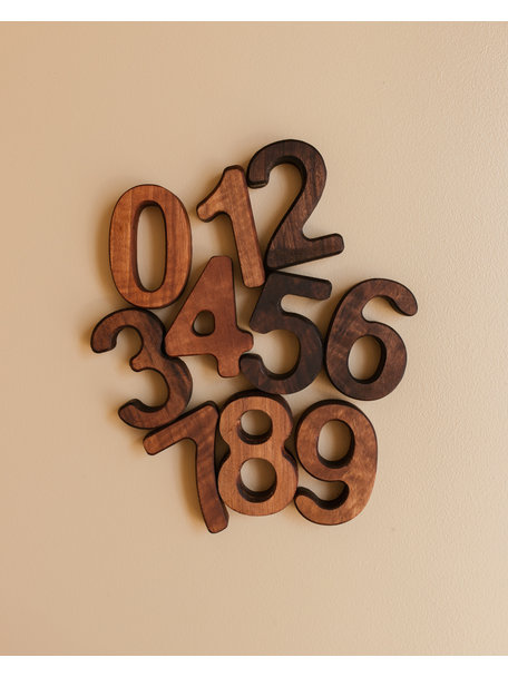 Spelenderwijs leren Walnut wooden numbers