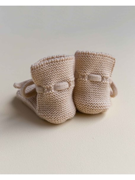 Hvid Fine knitted merino booties - oat