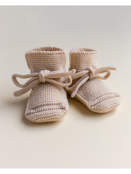 Hvid Fine knitted merino booties - oat