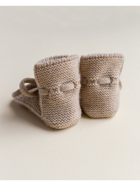Hvid Fine knitted merino booties - sand