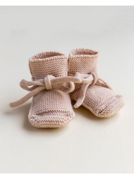 Hvid Fine knitted merino booties - apricot
