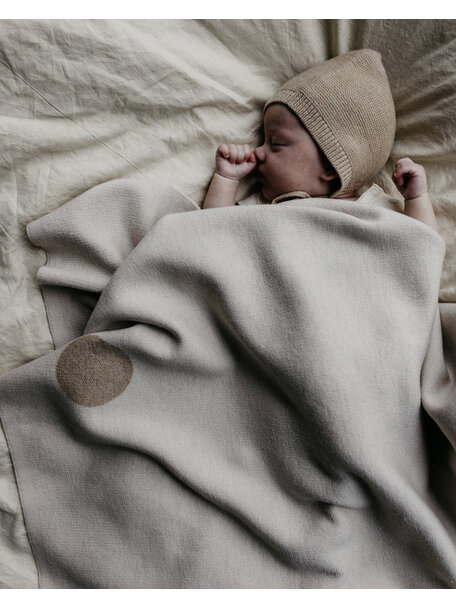 Hvid Newborn bonnet in merino wool - sand