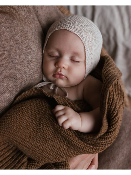 Hvid Newborn bonnet in merino wool - off white