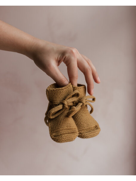 Hvid Fine knitted merino booties - ochre