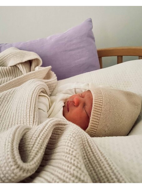 Hvid Newborn bonnet in merino wool - cream