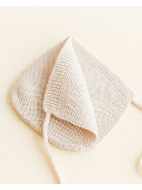 Hvid Newborn bonnet in merino wool - cream