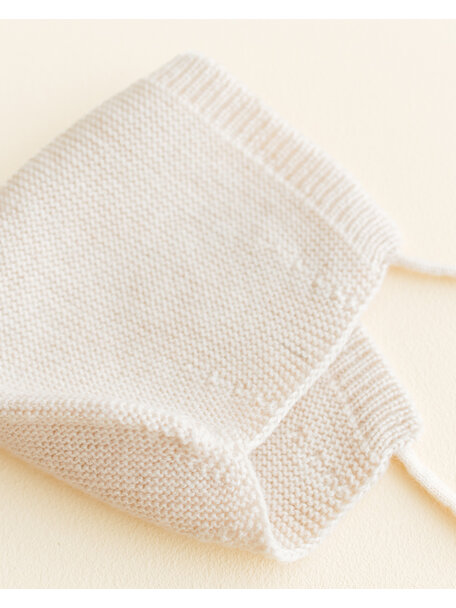 Hvid Newborn bonnet in merino wool - cream