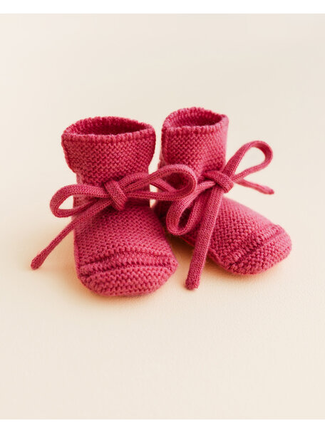 Hvid Fine knitted merino booties - lollipop