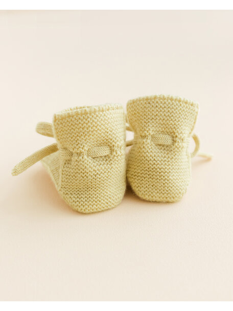 Hvid Fine knitted merino booties - light yellow