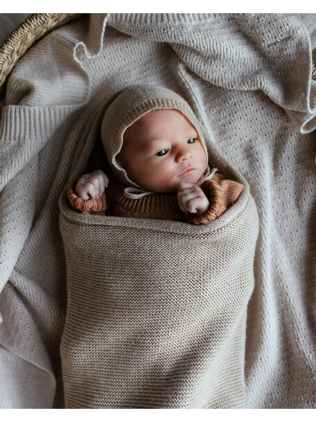 Hvid Newborn bonnet in merino wool - oat