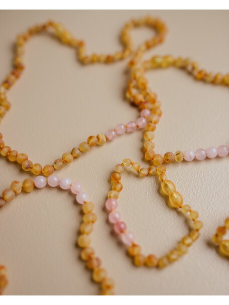 Amber Amber Kids Bracelet with gemstones 16,5 cm - rose quartz/honey raw