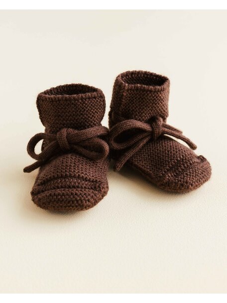 Hvid Fine knitted merino booties - dark brown