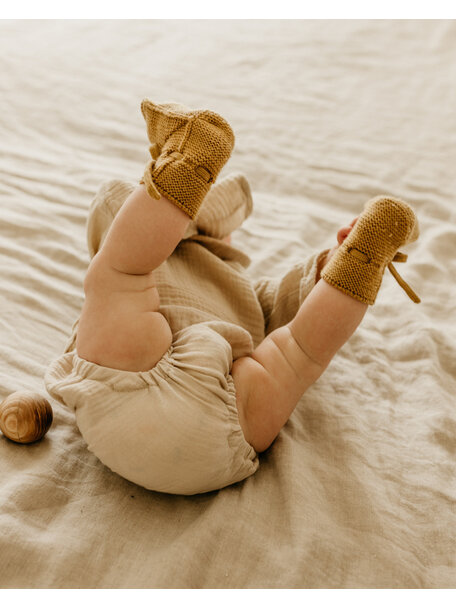 Hvid Fine knitted merino booties - ochre