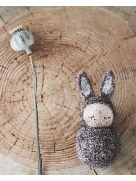 Studio Motane Rabbit with cinnamon star pocket