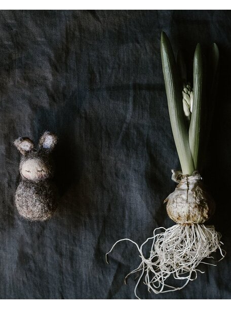 Studio Motane Rabbit with cinnamon star pocket