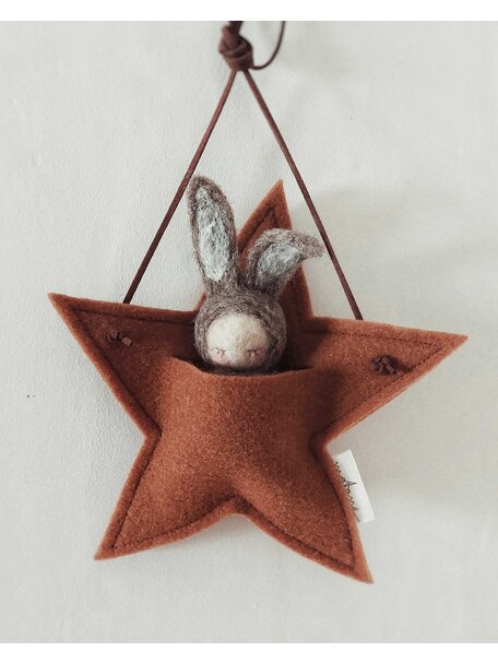 Studio Motane Rabbit with cinnamon star pocket
