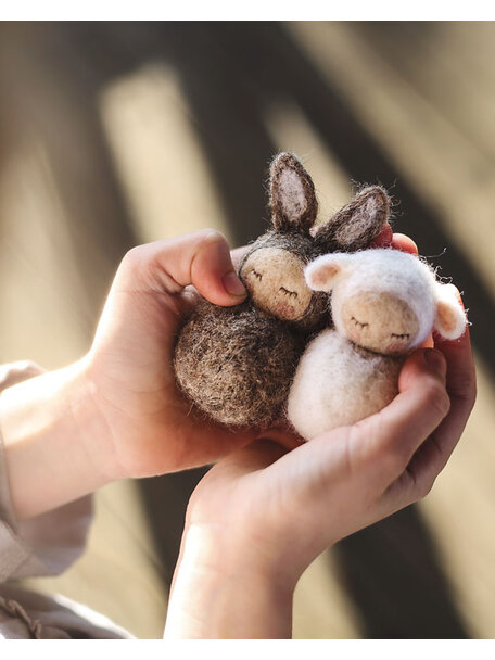 Studio Motane Rabbit with cinnamon star pocket