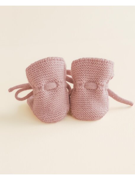 Hvid Fine knitted merino booties - powder