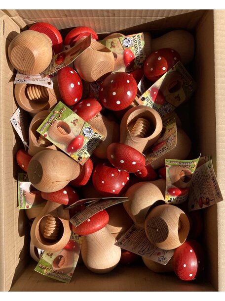 Kids at work Chestnut holder and nutcracker