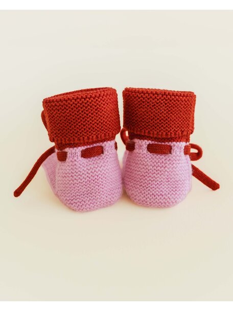 Hvid Fine knitted merino booties - cotton candy/red