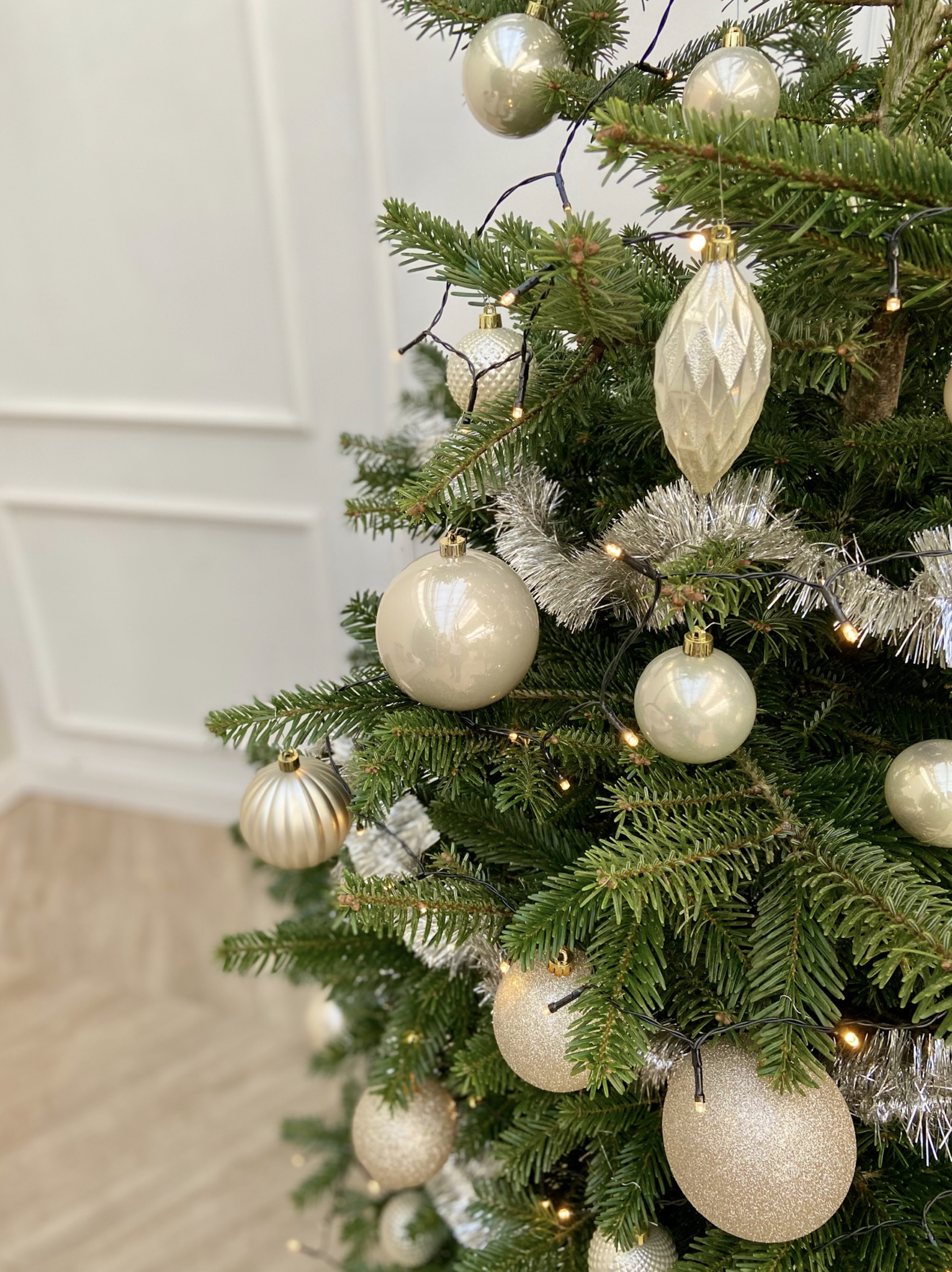 buik Surrey Haan Kerstboom versierd champagne goud DIY - Fleurdirect
