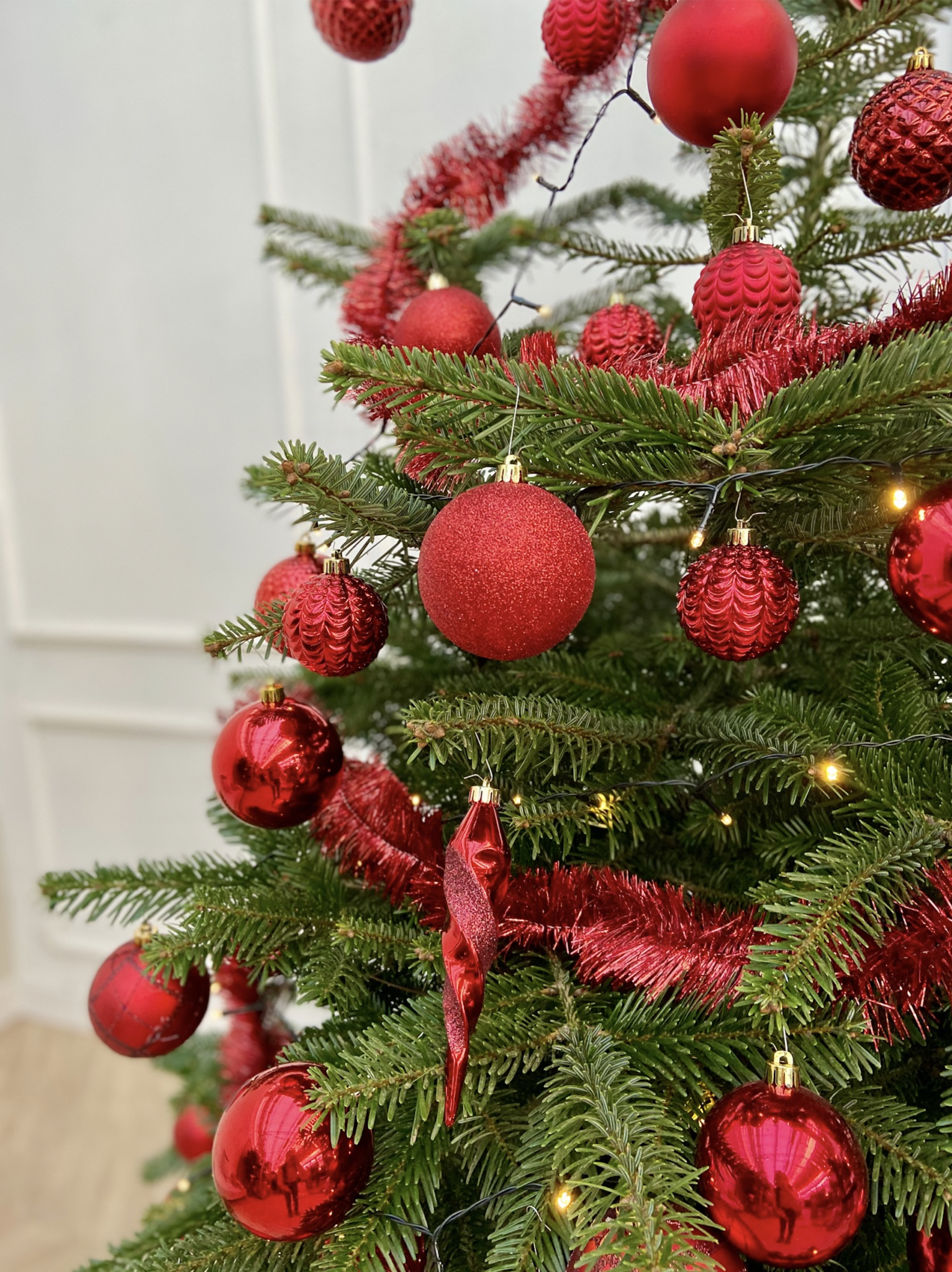 Haast je meesterwerk voordat Kerstboom versierd rood DIY - Fleurdirect