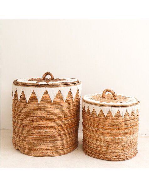 Wäschekorb mit Deckel handgewebt aus Bananenfaser EMPAT Großer dekorativer Wäschekorb mit weißem Baumwoll-Makramee (2 Größen)