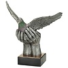 Duif in hand trofee
