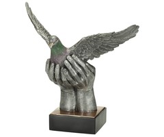 Duif in hand trofee