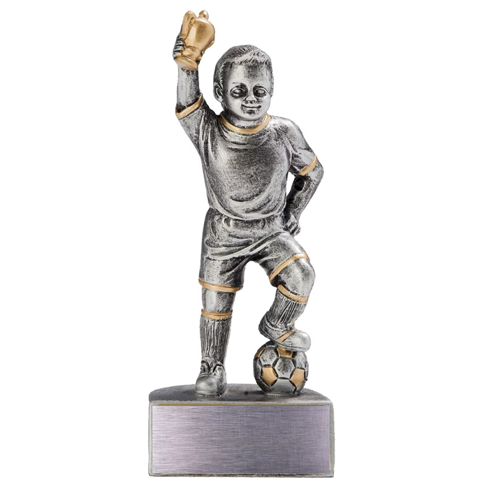 Voetballer met beker in hand