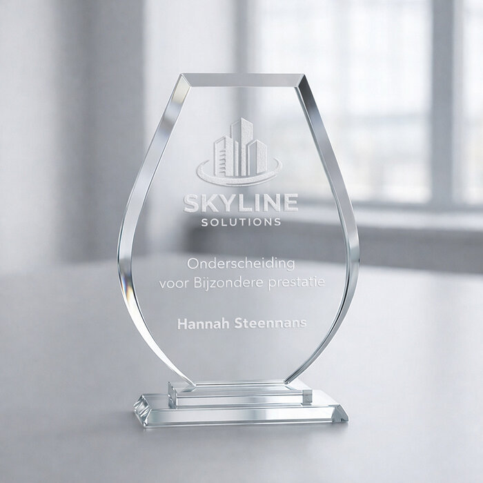 Glazen Award Shield op Voet – Personaliseerbaar met Gravure