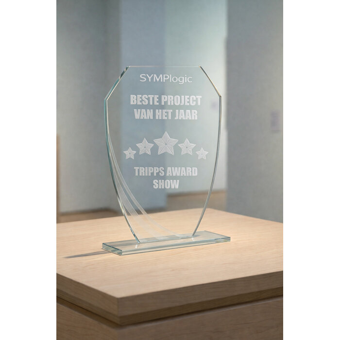 Glas trofee met sierlijnen