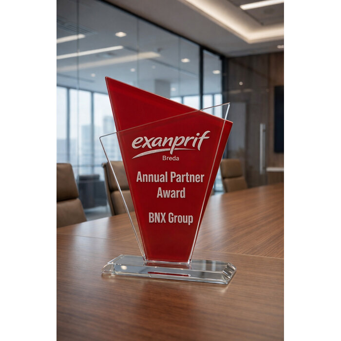 Glazen trofee met rood en Transparant