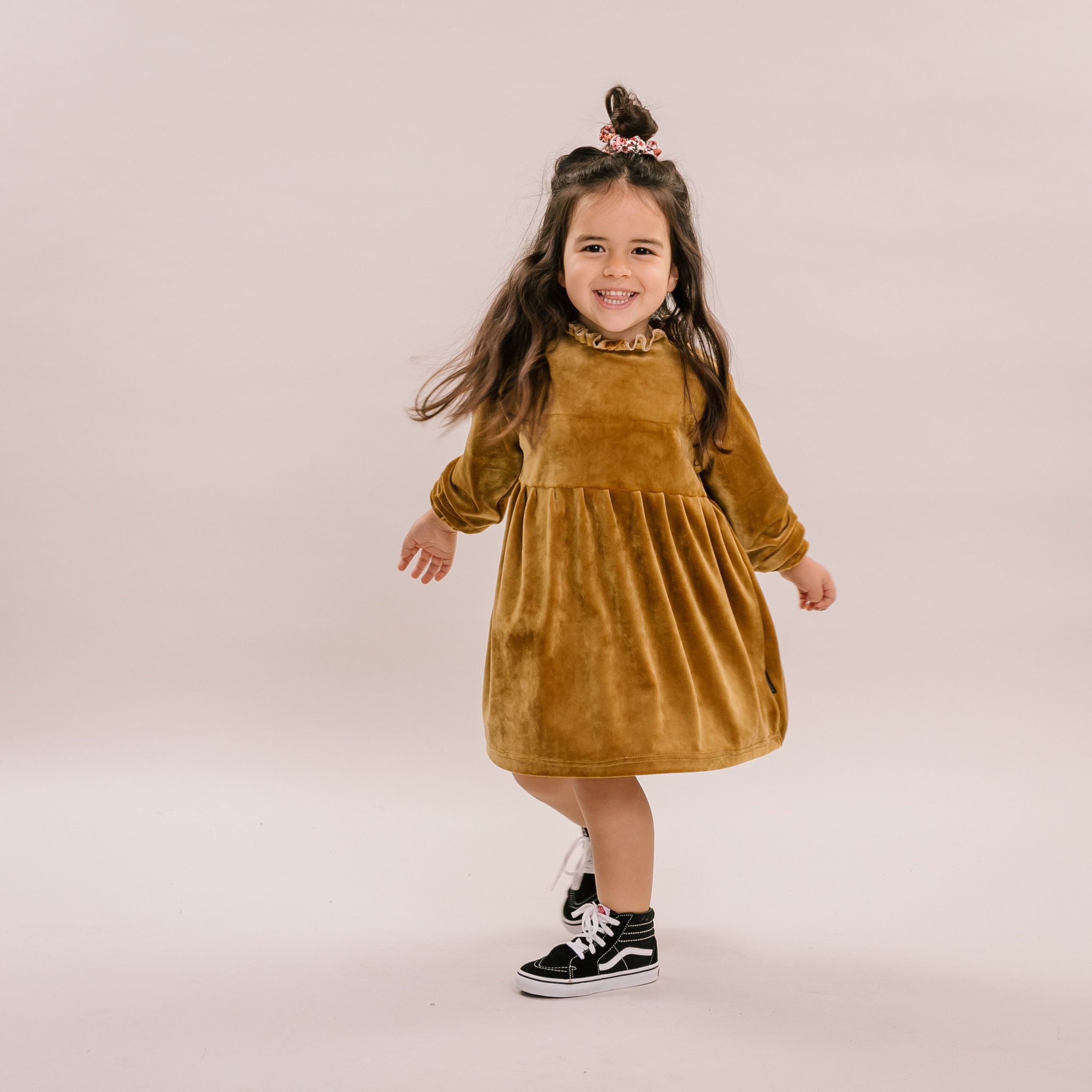 Interessant seinpaal spontaan Dress Velvet Gold - Kids Distrikt - mooie, frisse, comfortabele en  opvallende kleding voor kids in de leeftijd van 0-8 jaar ✌️