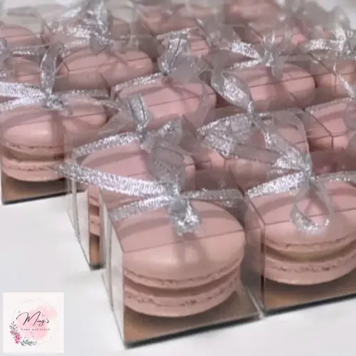 Cupcakedozen.nl Gift box for single macaron with black/gold cardboard insert (25 pieces)