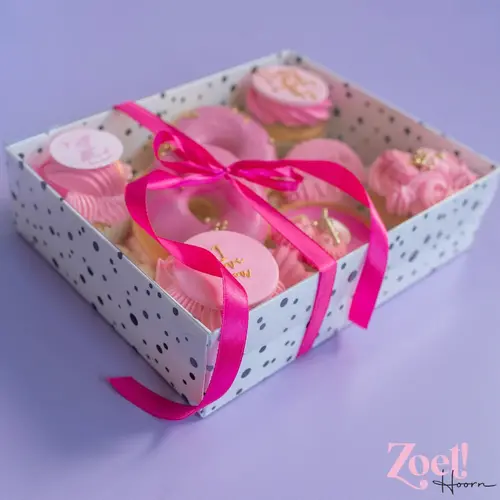 Cupcakedozen.nl Weiße Sweet Box mit schwarzen Punkten und transparentem Deckel - 25 x 20 x 7 cm (10 Stück)