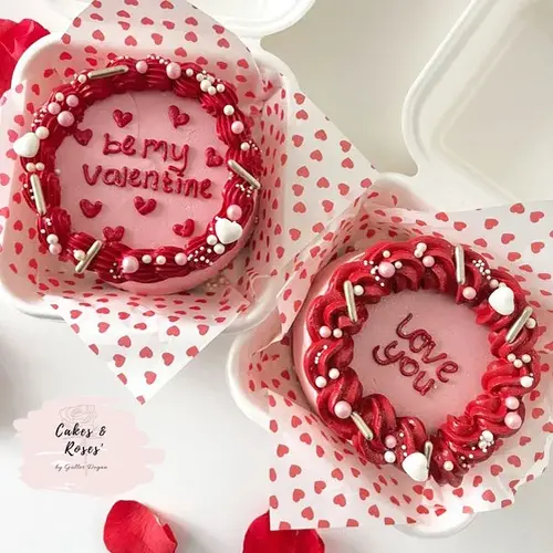 Cupcakedozen.nl Greaseproof paper - red hearts (100 pieces)