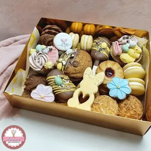 Cupcakedozen.nl Gold sweet box with clear lid - 25 x 20 x 7 cm