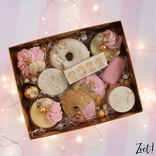 Cupcakedozen.nl Gold sweet box with clear lid - 25 x 20 x 7 cm