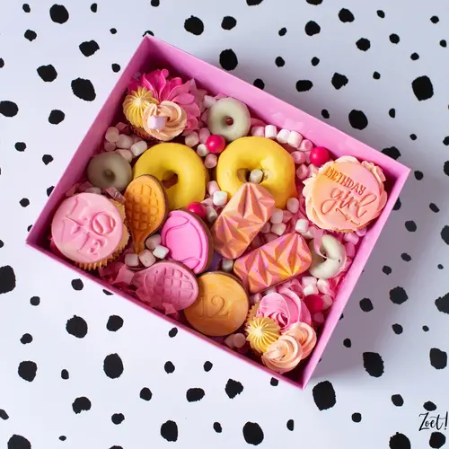 Cupcakedozen.nl Zuurstokroze sweet box met transparant deksel - 25 x 20 x 7 cm