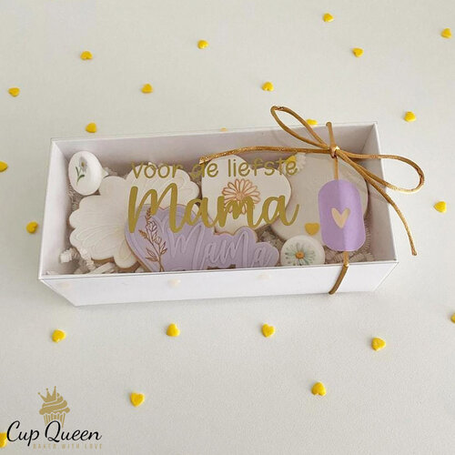 A beautiful gold "Voor de liefste mama" sticker for on the clear lid of your sweet boxes