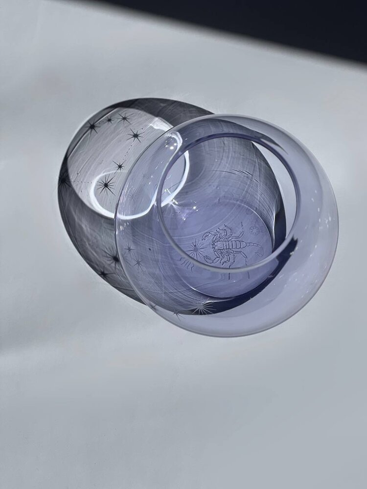 Skloglass Horoskoop SCHORPIOEN op Kristallen bolvaas 180mm