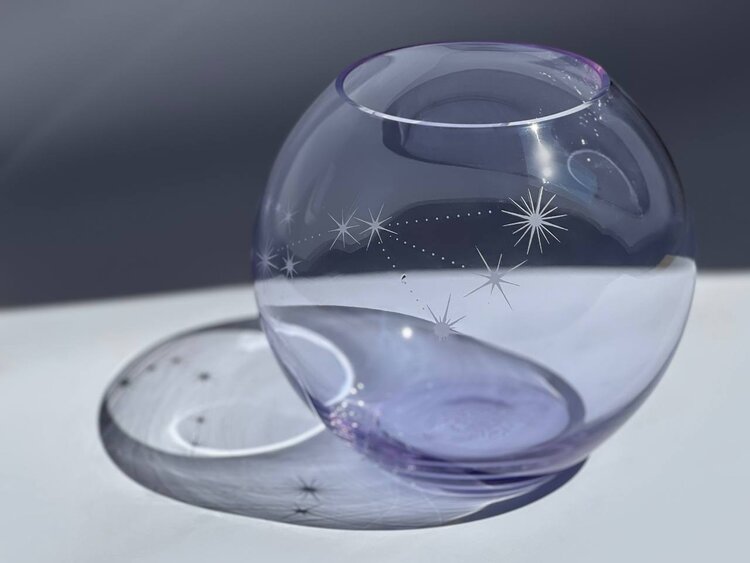 Skloglass Horoscoop SCHORPIOEN op Kristallen bolvaas 150mm