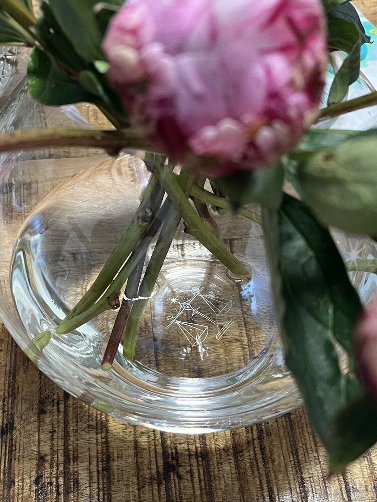 Skloglass Horoscoop WEEGSCHAAL op Kristallen bolvaas 150mm