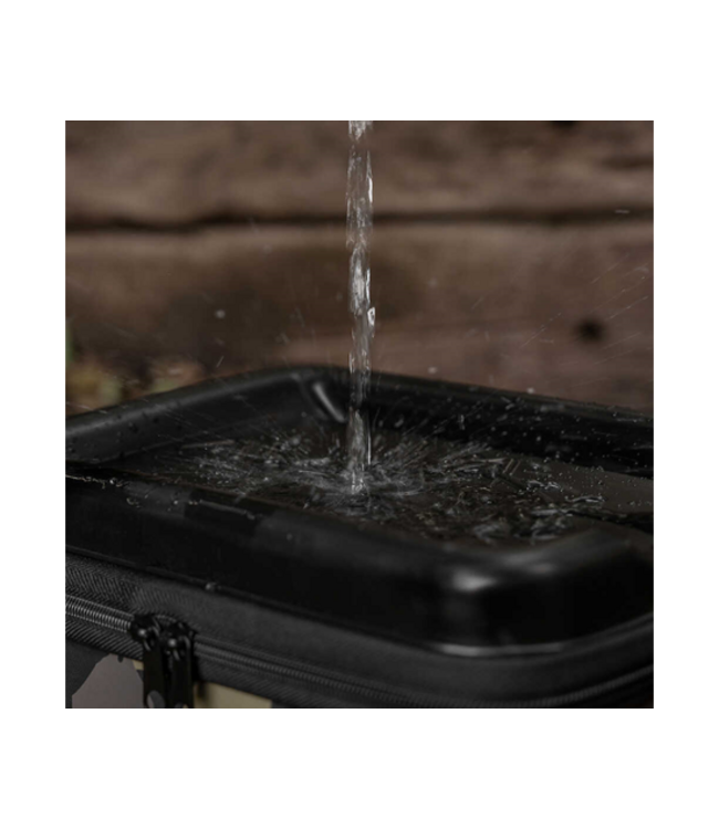 Avid Carp Stormshield Pro Tech Pack – Schützende Tech-Tasche mit USB Charging Ports, Tablet-Ständer und verstellbaren Trennwänden