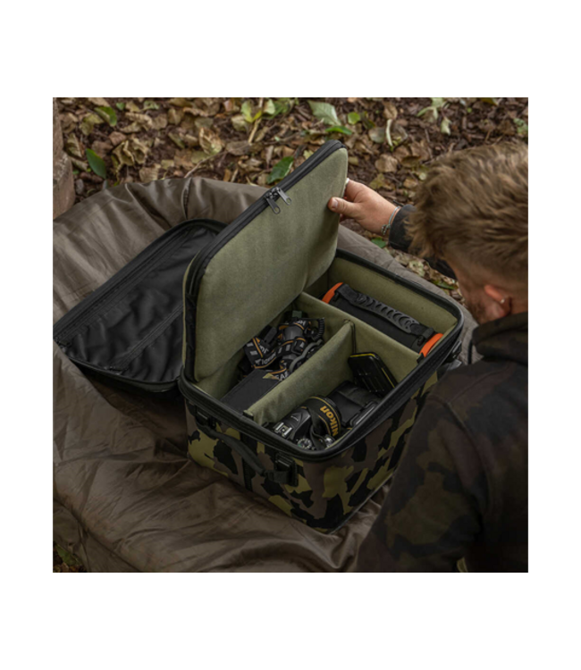 Avid Carp Stormshield Pro Tech Pack – Sac Tech de Protection avec Ports USB, Support Tablette et Séparateurs Ajustables