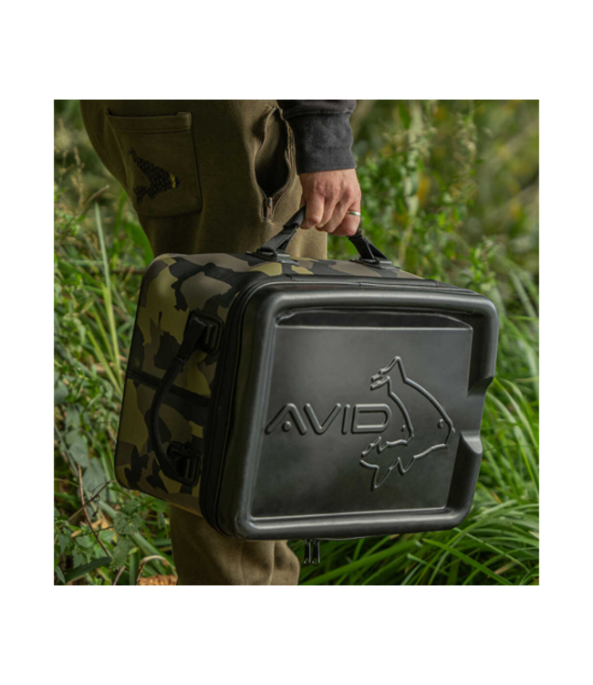 Avid Carp Stormshield Pro Tech Pack – Beschermende Tech Luggage met USB Charging Ports, Tabletstandaard en Verstelbare Dividers