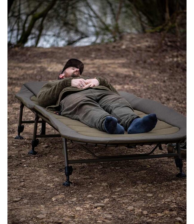 Fox Voyager Bed – Karpfenliege mit Fleece-Matratze, Lendenstütze, 6 verstellbaren Beinen und kompaktem Klappsystem