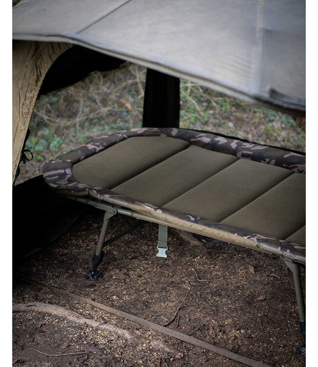 Fox Camolite Bed Compact, Standard oder XL – Bedchair mit Fleece Matratze, Extra Kopfkissen und 6 Verstellbaren Beinen