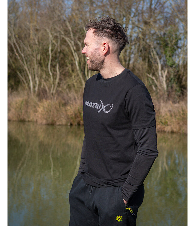 Matrix Large Fade Logo T-Shirt Black-Grey – T-Shirt Noir en Coton avec Grand Logo Matrix Gris au Dos et Logo sur la Poitrine